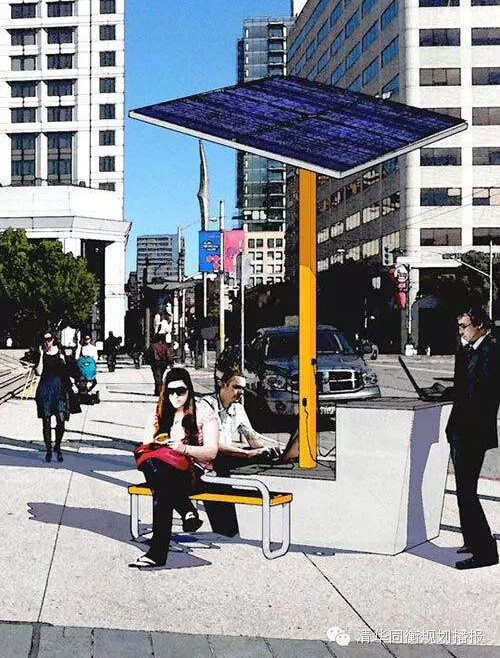 人行道上放置着太阳能顶篷金属架坐歇街具，顶篷上安装的太阳能面板，可为街区提供适量电能及无线互连网相关功能。.jpg